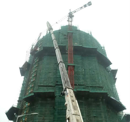 万源吊车在工地上作业
